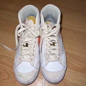 Nike Blazer Mid 77 in Orange